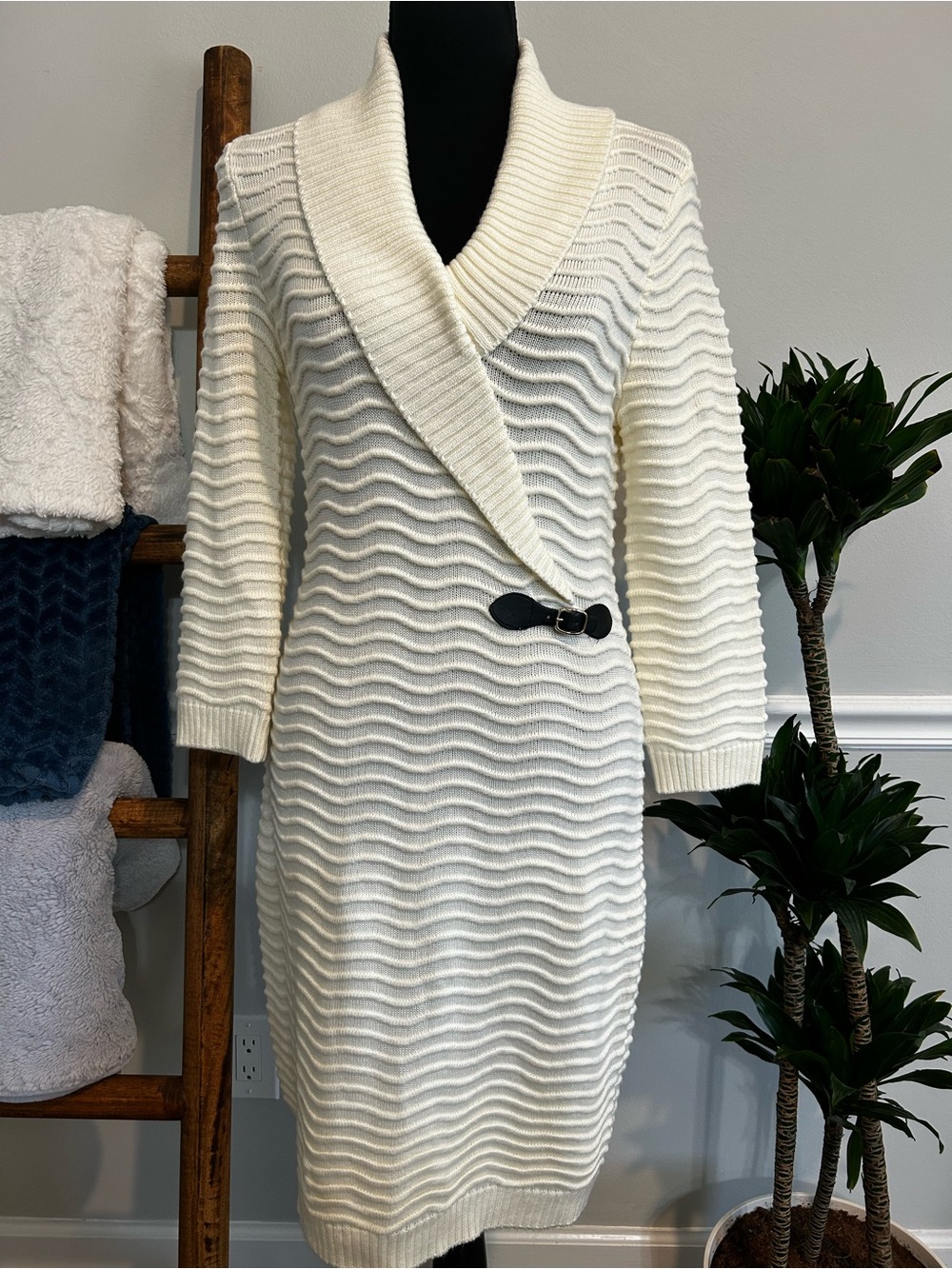 Calvin Klein Ivory Shawl-Collar Wave Knit Dress with Buckle Size Small